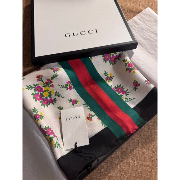 NWT Auth. Gucci 100% Silk Sherry Line Web Floral Scarf W/Box - Picture 1 of 8